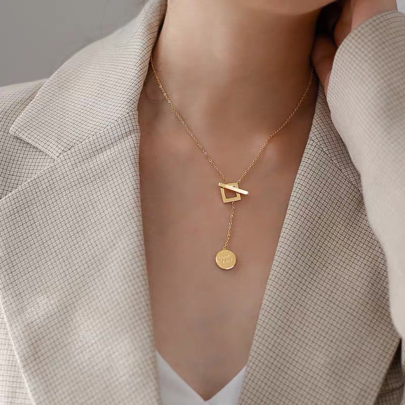 Kalung Bentuk Bulat Geometris | Kalung Rantai Dengan Liontin Tulisan Good luck Untuk Wanita | Aksesoris Bahan Titanium Steel 18K Warna Rose Gold | Perhiasan Bahan Stainless Steel