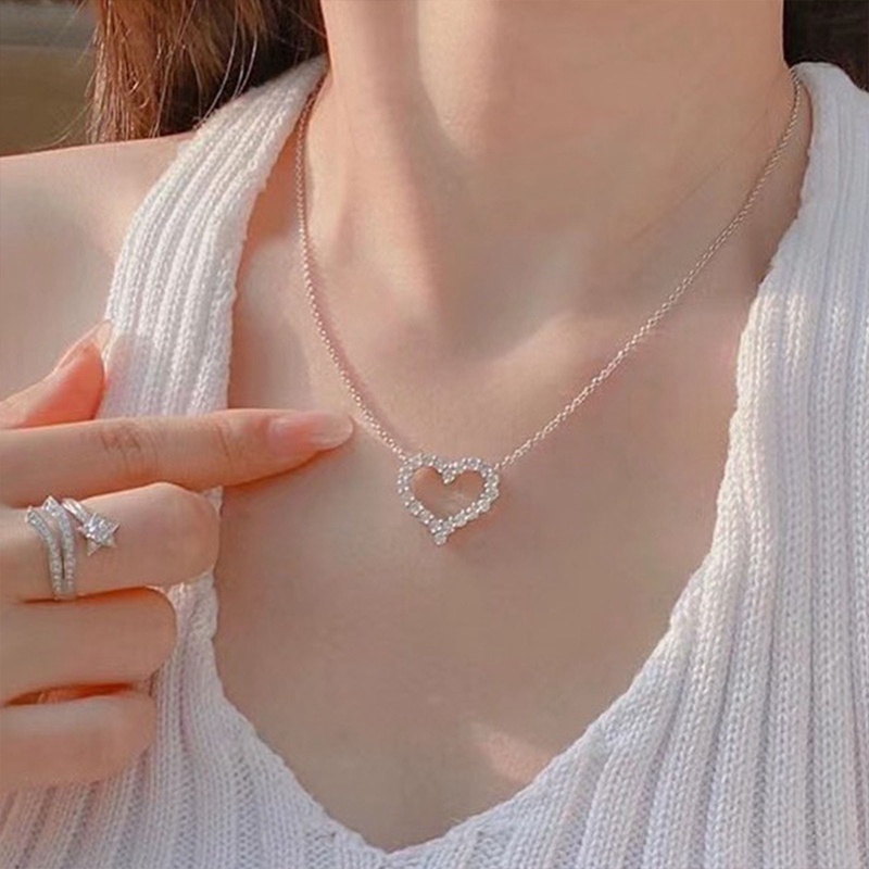 Kalung Liontin Bentuk Love Hati Zircon Mempesona Warna Silver Untuk Wanita Hadiah Hari Valentine