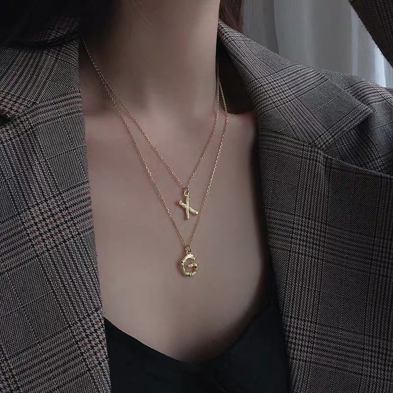 Kalung Choker Dengan Liontin Huruf Inggris Gaya Eropa Amerika | Kalung Unik | Anting Hypoallergenic Tidak Pudar Anti Karat | Kalung Lapis Emas 18K Bahan Titanium Steel | Jam Tangan Quartz Retro Dial Bulat Strap Kulit | Kalung Rantai Klavikula | Hadiah Ula