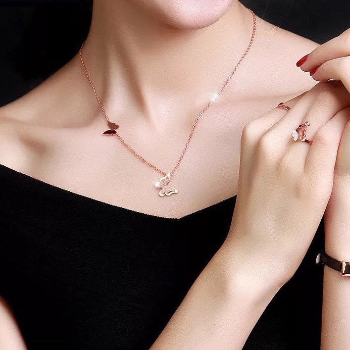 Kalung Rantai Klavikula Pendek Desain Kupu-Kupu Ganda Bahan Titanium Steel Frosted Anti Alergi