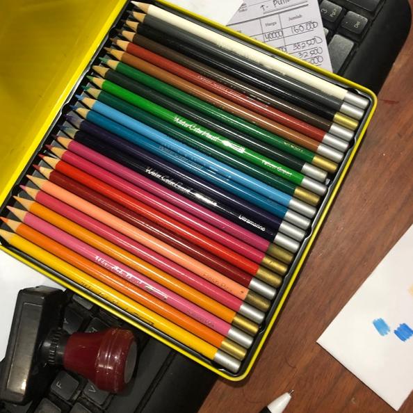 

Promo Terlaris Pensil warna sisa export 24 warna isi biasa kaleng