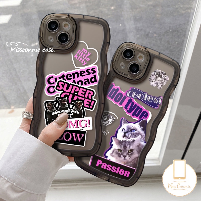 Wavy Edge Cool Fashion Cat Case Kompatibel Untuk iPhone 7Plus 11 14 12 13 Pro Max XR X XS Max 7 6s 6 8 Plus 14 Plus SE 2020 Trendy Brand Sticker Label Soft Tpu Phone Cover