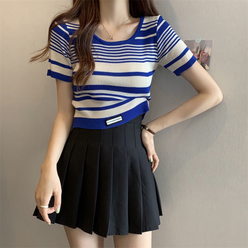 Red Bergaris Lengan Pendek T-shirt Musim Panas Wanita Rasa Desain Niche Bahu Depan Rajutan T-shirt Gadis Panas Kartu Pendek Pinggang Kecil atasan Kemeja