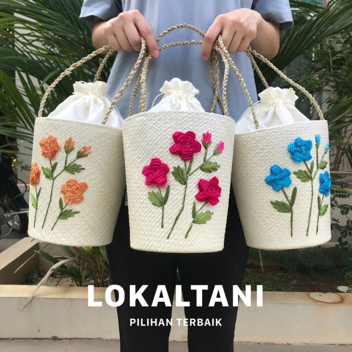 

Tas Kue Kering Lebaran 3 toples/ Tas Hampers/ Tas Anyam Pandan Bunga - Putih