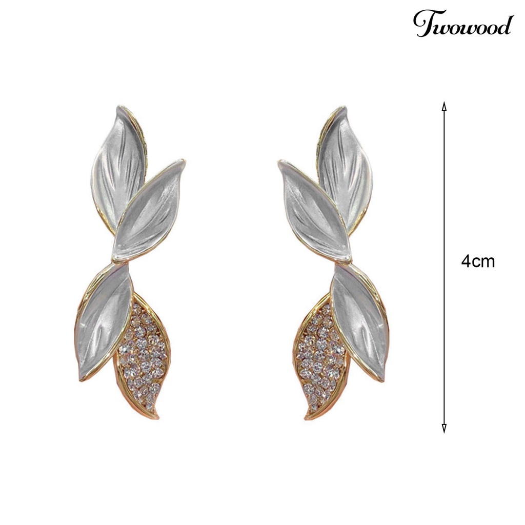 Twowood 1pasang Anting Pejantan Temperamen Berlian Imitasi Cahaya Mewah Bentuk Daun Menawan Dekorasi High-end Geometris Mengkilap Wanita Pesta Anting Aksesoris Pakaian