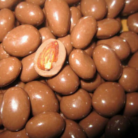 

☟ 500 gram coklat isi almond / choco almonds ☇