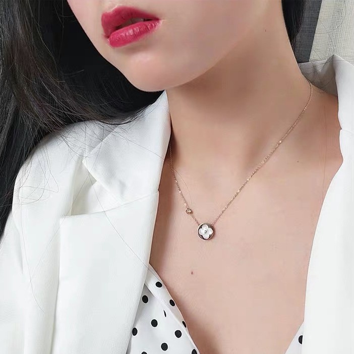 Kalung Choker Dengan Liontin Daun Clover | Kalung Rantai Klavikula Bahan titanium Gaya Perancis Elegan