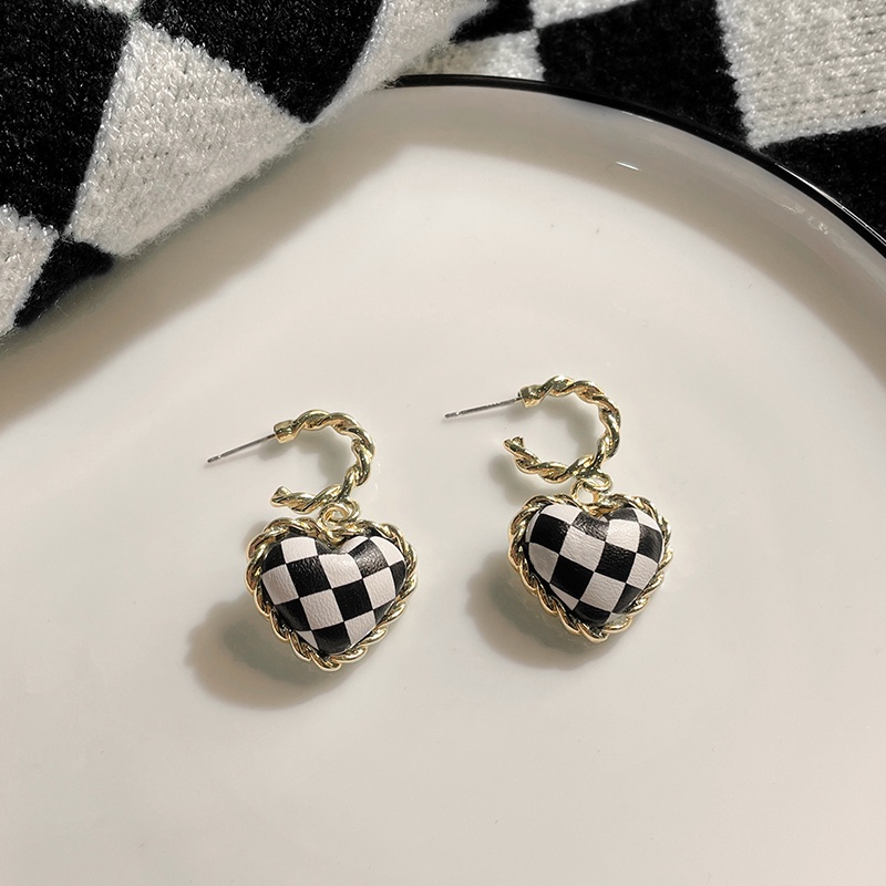 Versi Korea Dari Kotak-Kotak Hitam Dan Putih Anting Berbentuk Hati Retro Anting Bulat2023Aksesoris Fashion Wanita Baru