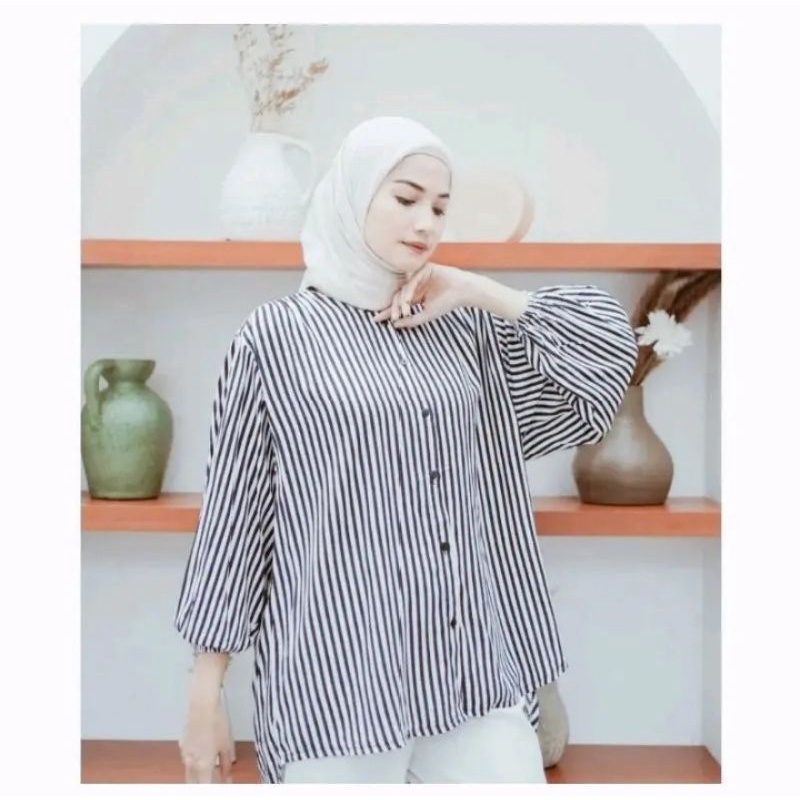 BRIANA Kemeja wanita jumbo motif garis garis Terbaru 2022 viral Kemeja garis wanita import kemeja wanita motif garis garis oversize kemeja wanita garis lengan panjang  kemeja wanita garis putih hitam dan garis garis nevy  putih S M L XL XXL 3XL dan 5L