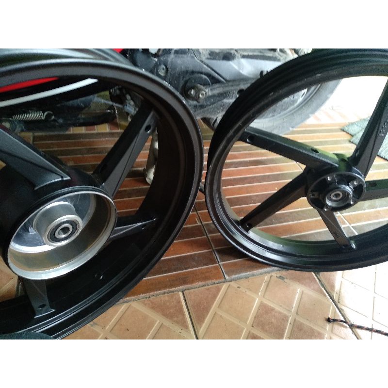 habisin stok sepasang pelak racing Mega pro ring 17 merek V Rossi original asli dan baru pnp ke Prim