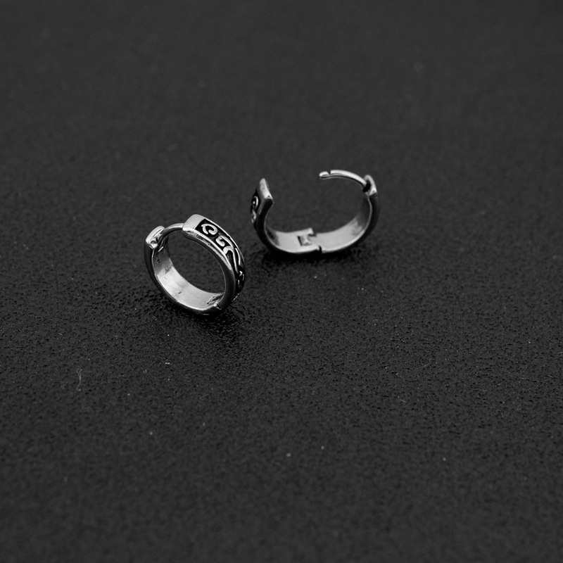 Baja Titanium Casting Anting Kecil Retro Musim Semi Kuncup Rambut Pertama Pola Anting Pria Wanita Pasangan Gesper Telinga Kecil Telinga Stainless Steel