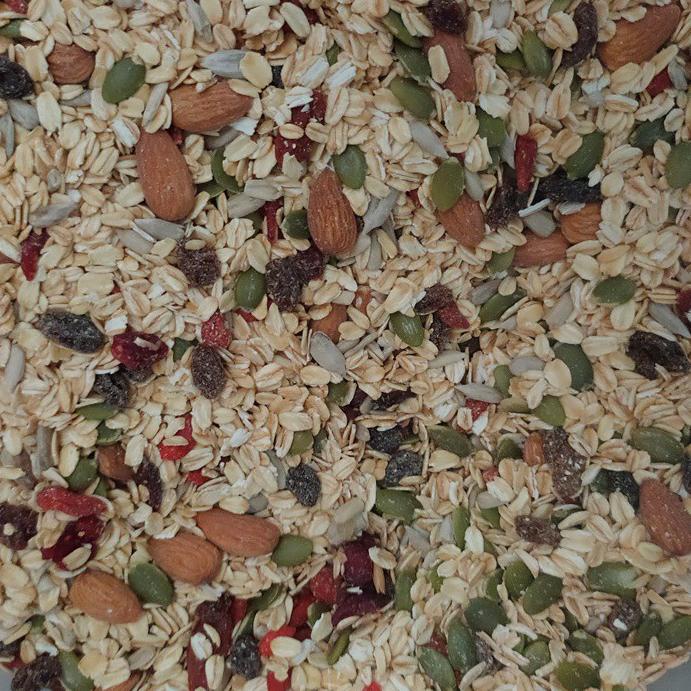 

♩ 1000gr Muesli Gembira : rolled oat, sunflower, pumpkin, almond, dark raisin, cranberry & gojiberry Varian Mentah/ Roasted ۞