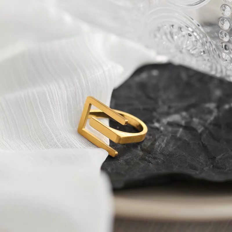 Cincin Model Terbuka Bentuk E Bahan metal matte Gaya Eropa Amerika retro Untuk Wanita