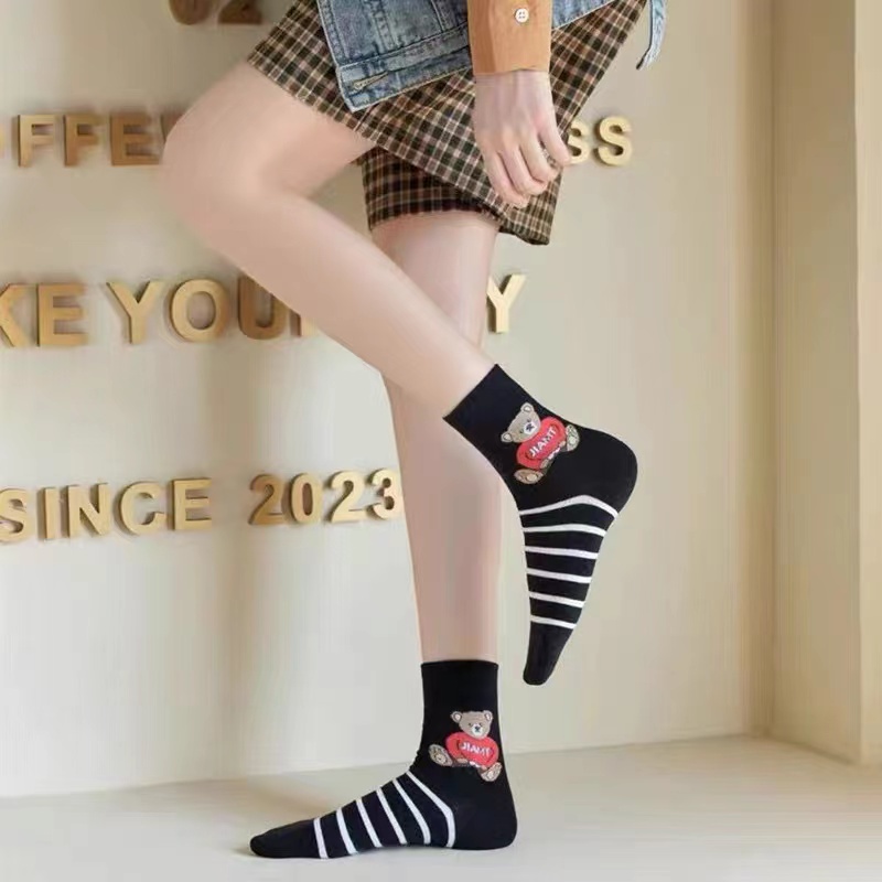 ⭐️𝐈𝐇𝐒 𝟗𝟐𝟎 𝐋𝐚𝐦𝐩𝐮𝐧𝐠⭐️Kaos Kaki Pria Wanita Panjang Setinggi Betis Motif Beruang New Summer Bear Socks