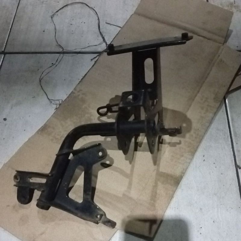 breket dudukan tameng depan / dudukan ecu vario 125/150 led old 2015 sd 2017 original