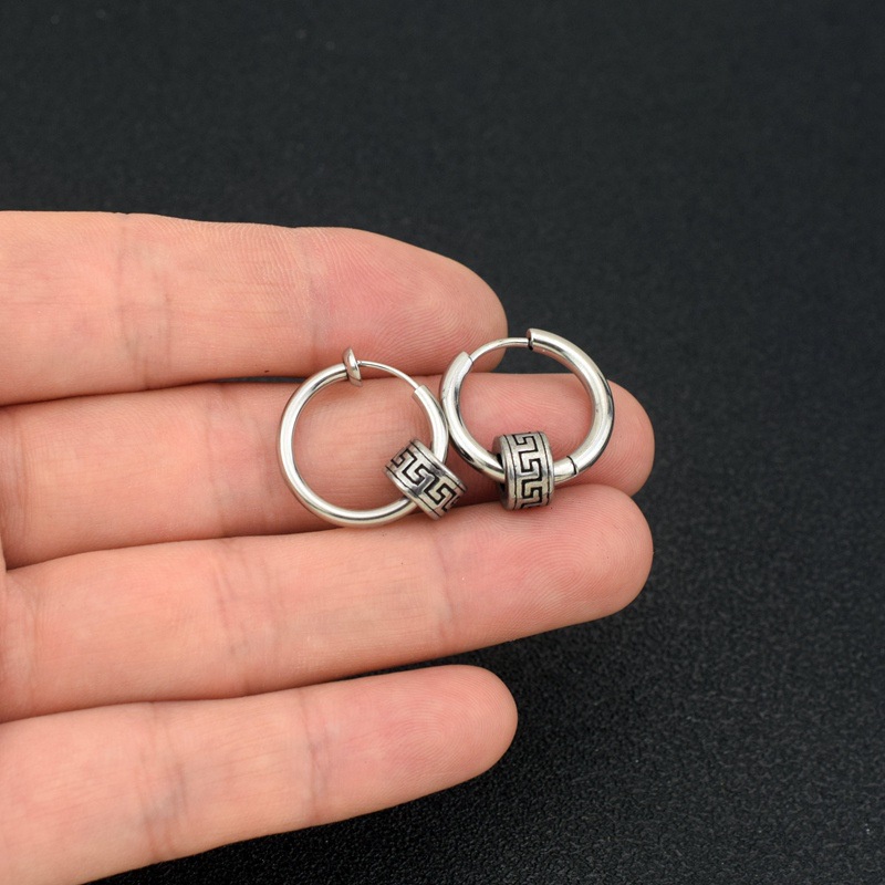 Anting Baja Titanium Pria High-End Kepribadian Anting Tahun Gaya Baru Trendi Tunggal Ruffian Tampan Gesper Telinga Anting Palsu Pria