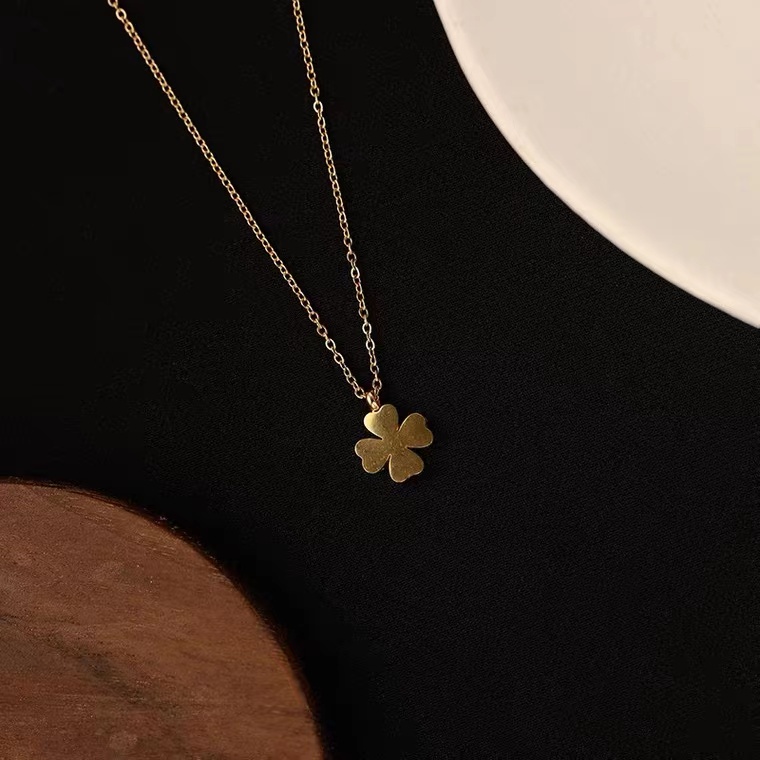 Kalung Liontin Bunga Clover Bahan Titanium Steel Lapis Emas 18K Anti Alergi