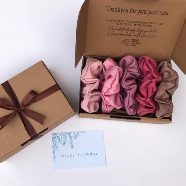 

✽ [5 PCS] HAMPERS SCRUNCHIES GIFT BOX PREMIUM BACA DESKRIPSI KADO CEWEK KADO PACAR GRADUATION KADO WISUDA ™