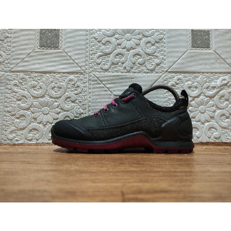 sepatu bekas ecco goretex size 39