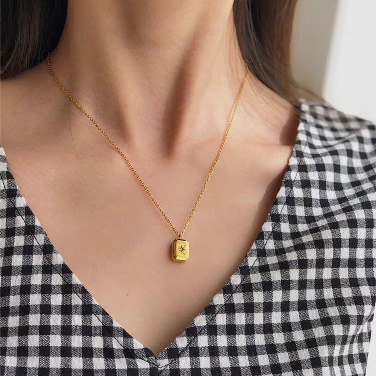 Kalung titanium steel 18K gold anti Alergi / Pudar Dengan Liontin Bentuk Tetesan Air Persegi Untuk Wanita