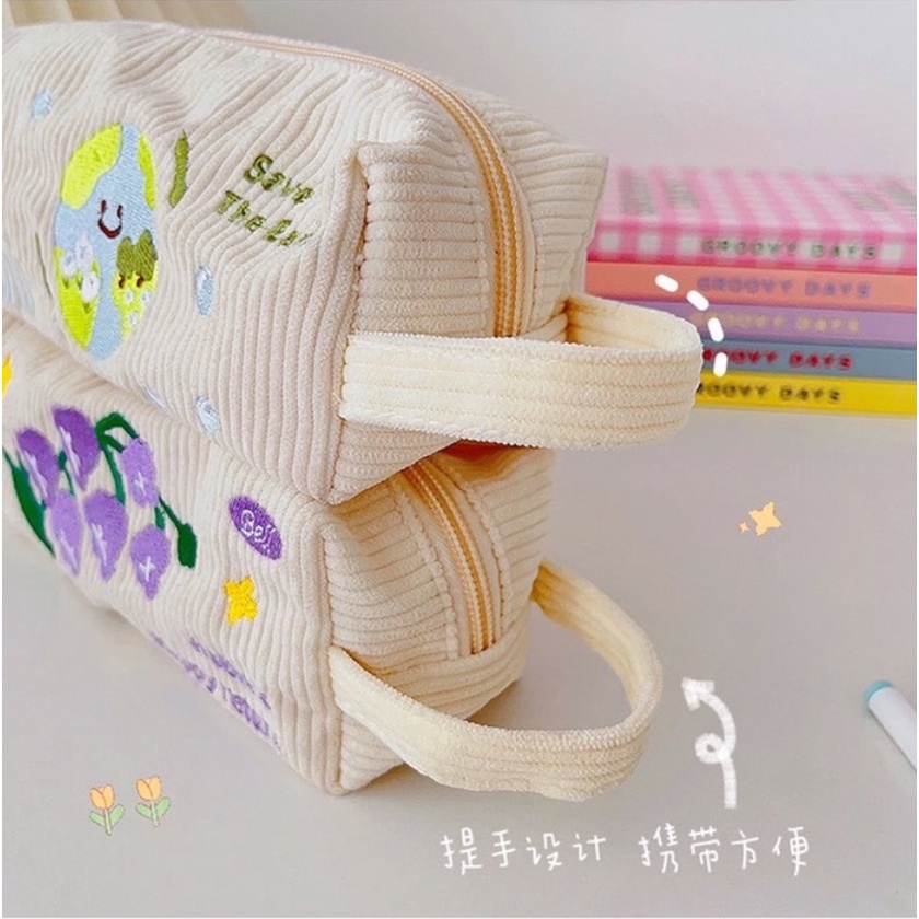 TRAVELLING POUCH ORGANIZER MOTIF BUMI BUNGA KELINCI / KOTAK PENSIL KAIN ESTETIK / TEMPAT MAKEUP BERKAPASITAS BESAR / EMORA PENCIL CASE PREMIUM / MAKEUP POUCH / POUCH AESTHETIC KAIN CORDUROY HANDLE LUCU IMPORT / PREMIUM ZIPPER PENSIL CASE