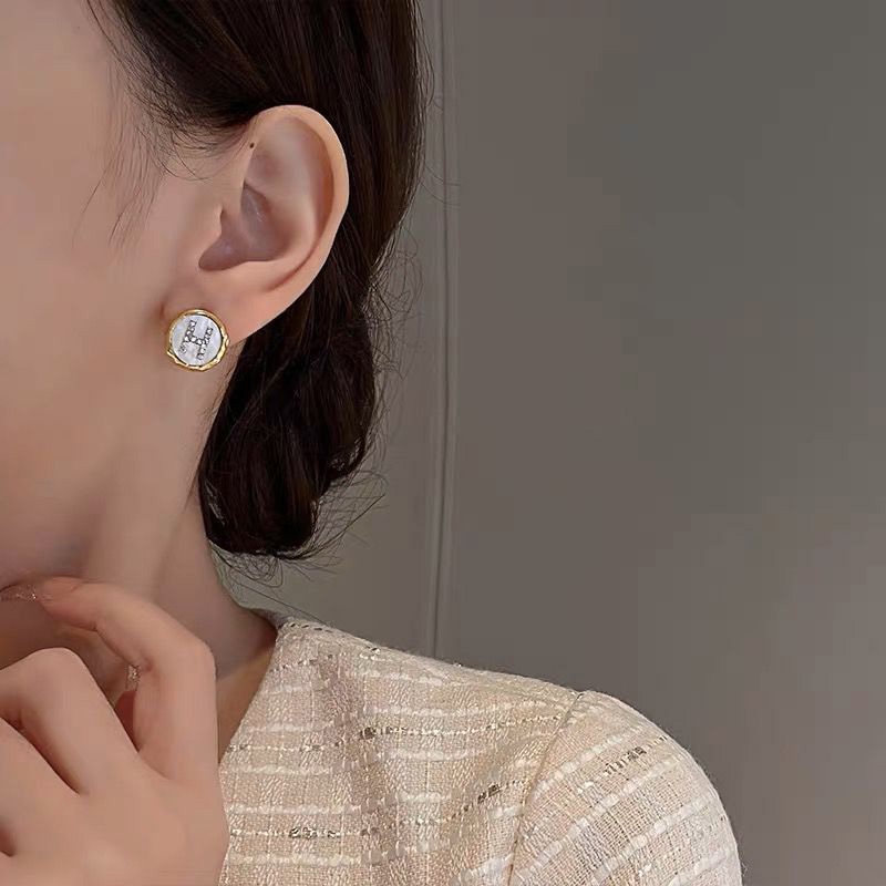 Anting Titanium Wanita Korea Tusuk Bulat Model Huruf H Aksesoris Perhiasan Desain ELegant ANT114