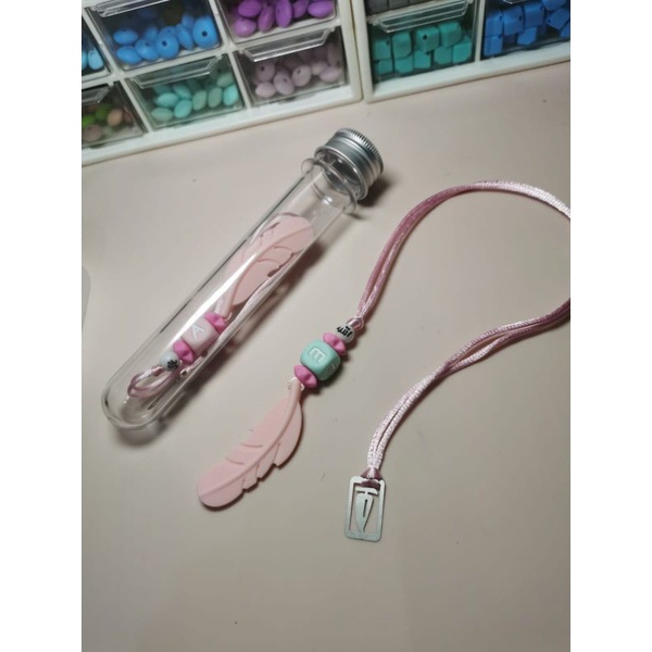 

Terlaris ✨ -Pembatas Al-Qur'an Karakter Feather With Inisial- 2.2.23