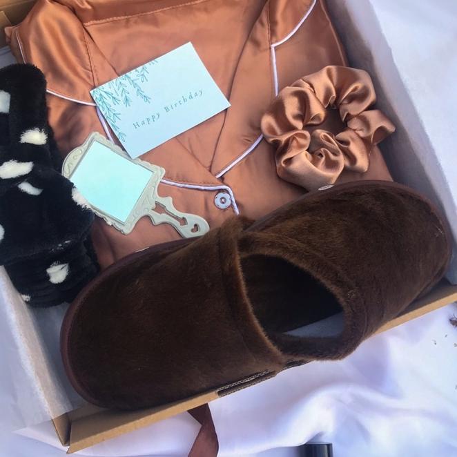 

← GIFT WEDDING PIYAMA KADO CEWEK / KADO PACAR / HAMPERS WEDDING PIYAMA SENDAL PARFUM ☑