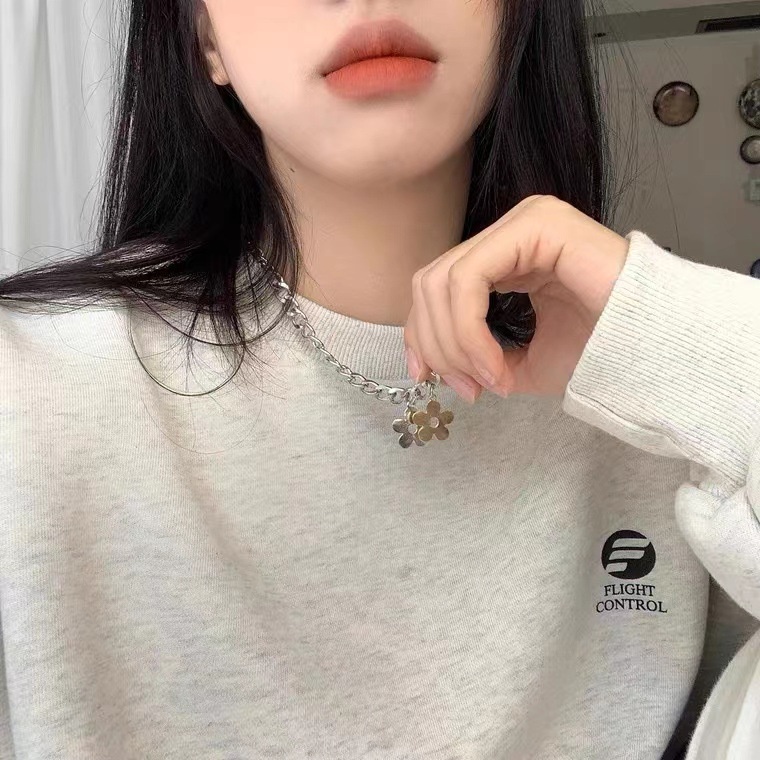 Modis Sen Seri Cahaya Mewah, Angka Kecil Kontras Warna Emas Dan Perak, Liontin Bunga Empat Kelopak Manis, Kalung Segar Kecil