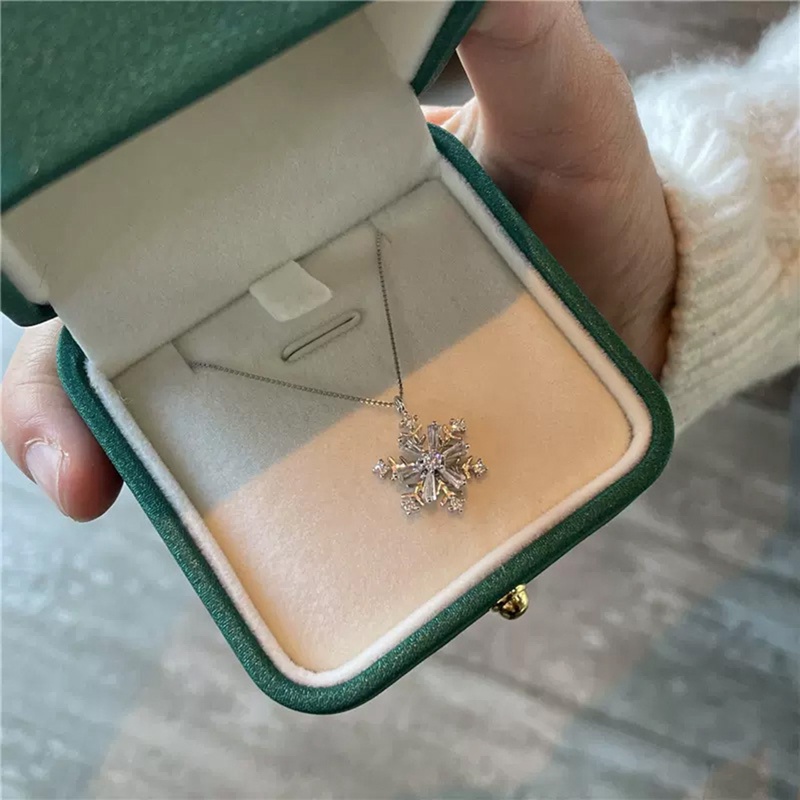 Rotatable Zircon Snowflake Titanium Steel Necklace Desain Premium Rantai Klavikula Kalung Liontin Wanita