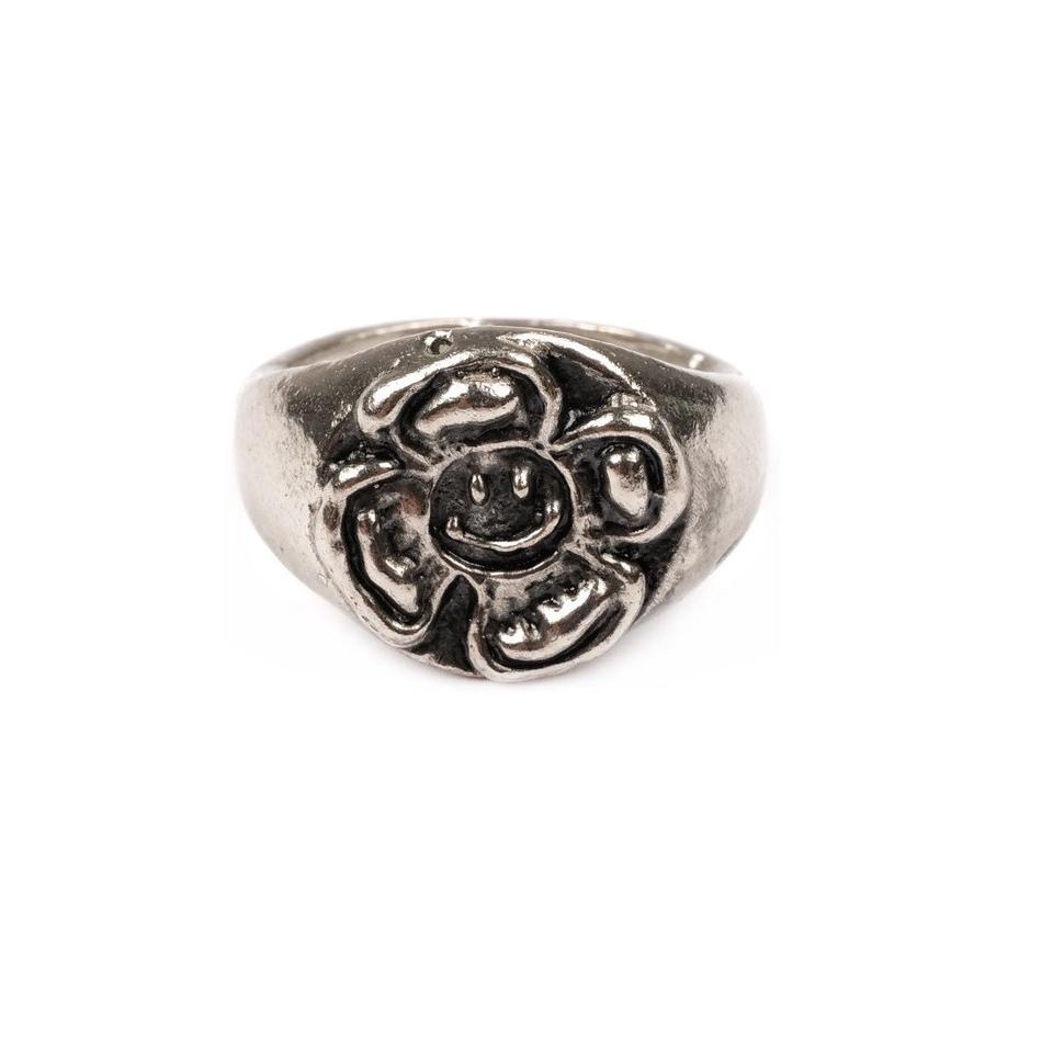 ← Ring Louise Silver Thanksinsomnia ▼