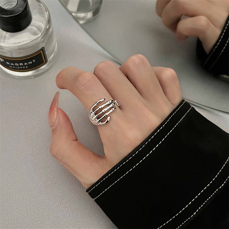 Cincin Desain Bentuk Cakar Tengkorak Gelap Hip-hop Fashion Keren Pembukaan Adjustable Ring