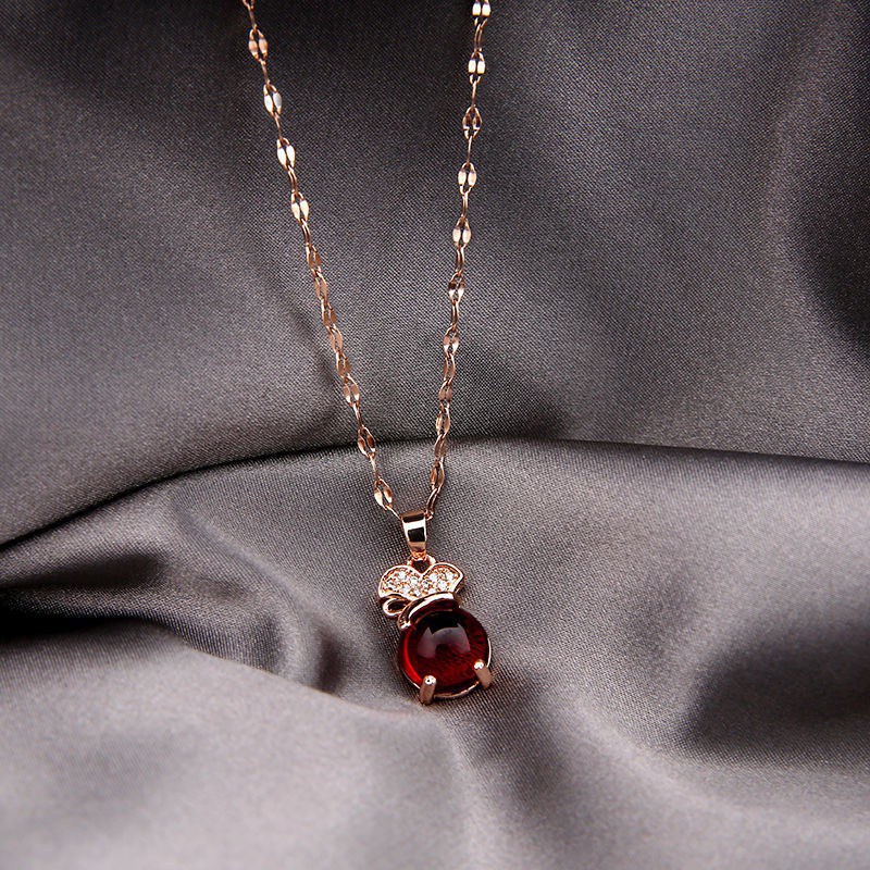 Kalung Rantai Dengan Liontin Chalcedony Warna Merah Untuk Wanita | Kalung Rantai Dengan Liontin Tas Keberuntungan Warna Merah Untuk Wanita | Anti Alergi Tahan Air | Aksesoris Bahan Titanium Steel 18k Warna Rose Gold | Perhiasan Bahan Stainless Steel