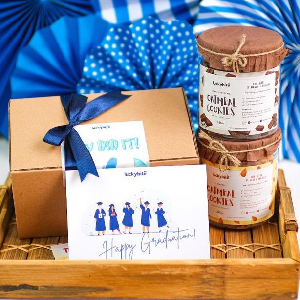 

❁ Graduation Hampers / Hampers Wisuda - Oatmeal Cookies 2 Jar + FREE Greeting Card + Pita ☄