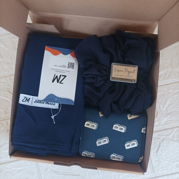

ZM01. Gift Set Hijab Dompet ZM Parcel Hampers Lebaran Hadiah Kado - Navy B