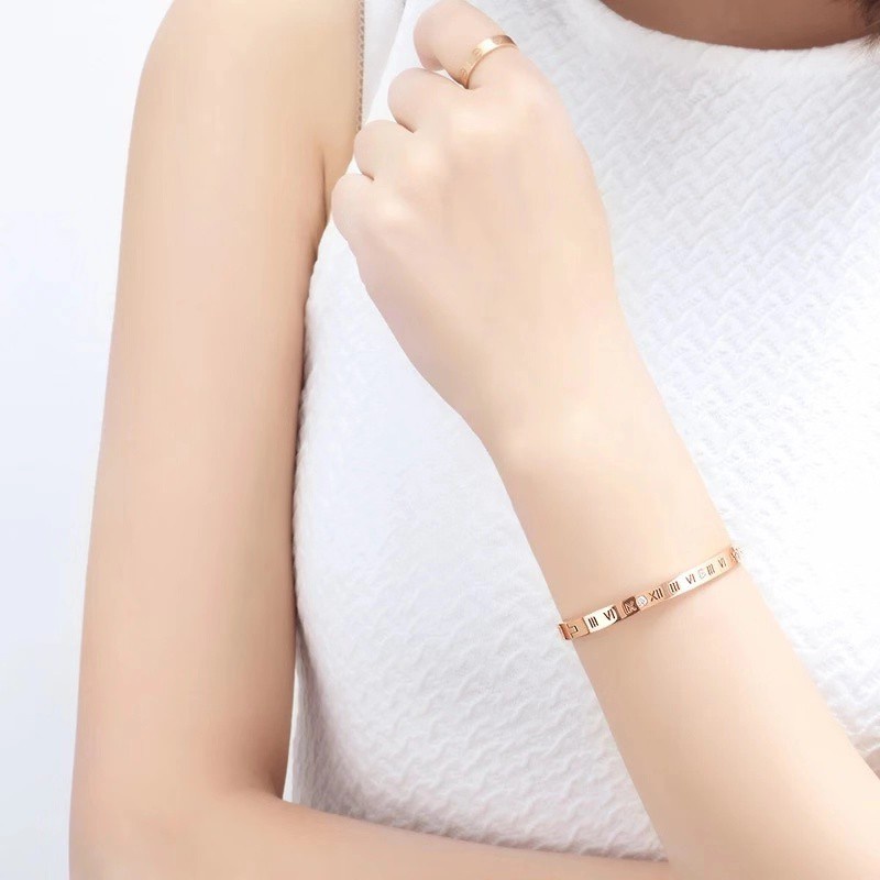 Gelang Titanium Steel Lapis Rose Gold 18k Desain Huruf Angka Romawi Hollow Gaya Korea Untuk Wanita