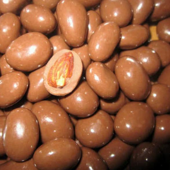 

☊ 500 gram coklat isi almond / choco almonds ۞