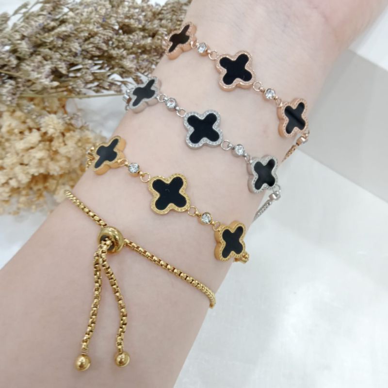 gelang serut titanium fashion bunga clover hitam tidak bolak balik