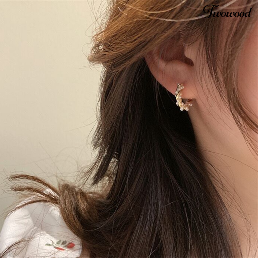 Twowood 1pasang Anting Hoop Cahaya Mewah Temperamen Mutiara Imitasi Minimalis Geometris Hias Hadiah Wanita Anting Lingkaran Perhiasan Pesta Aksesori Fashion