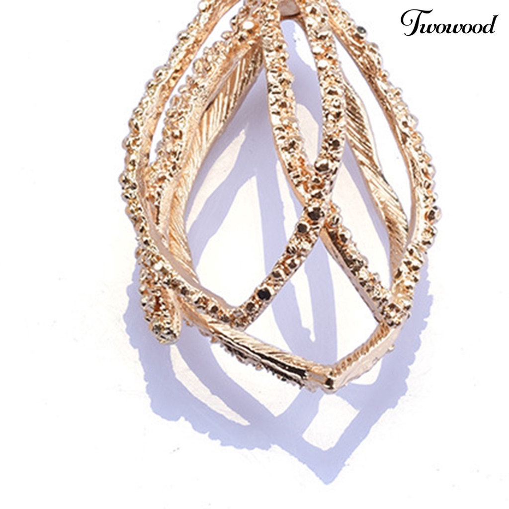 Twowood 1pasang Anting Menjuntai Vintage Berongga Mengkilap Berlebihan Temperamen Berdandan Logam Wanita Pesona Bentuk Bunga Drop Earrings Perhiasan Retro
