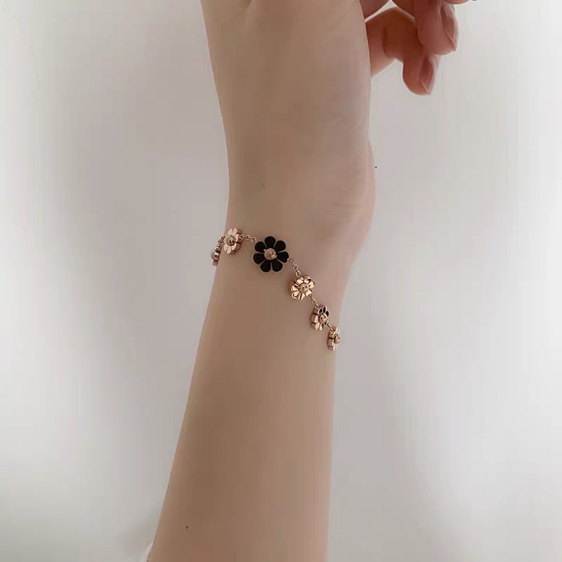 Gelang Lapis Rose Gold 18k Desain Daisy Bahan Titanium Steel Hypoallergenic Gaya Korea Untuk Wanita