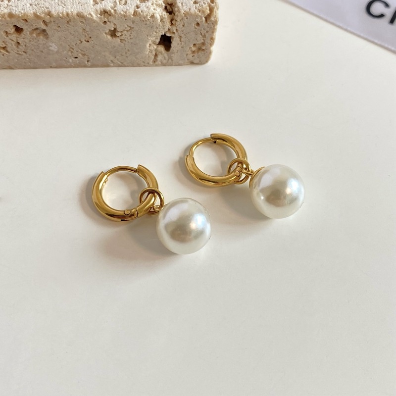 18k French Retro Pearl Pendant Earrings Perempuan Baja Titanium Anting Gesper Telinga Sederhana