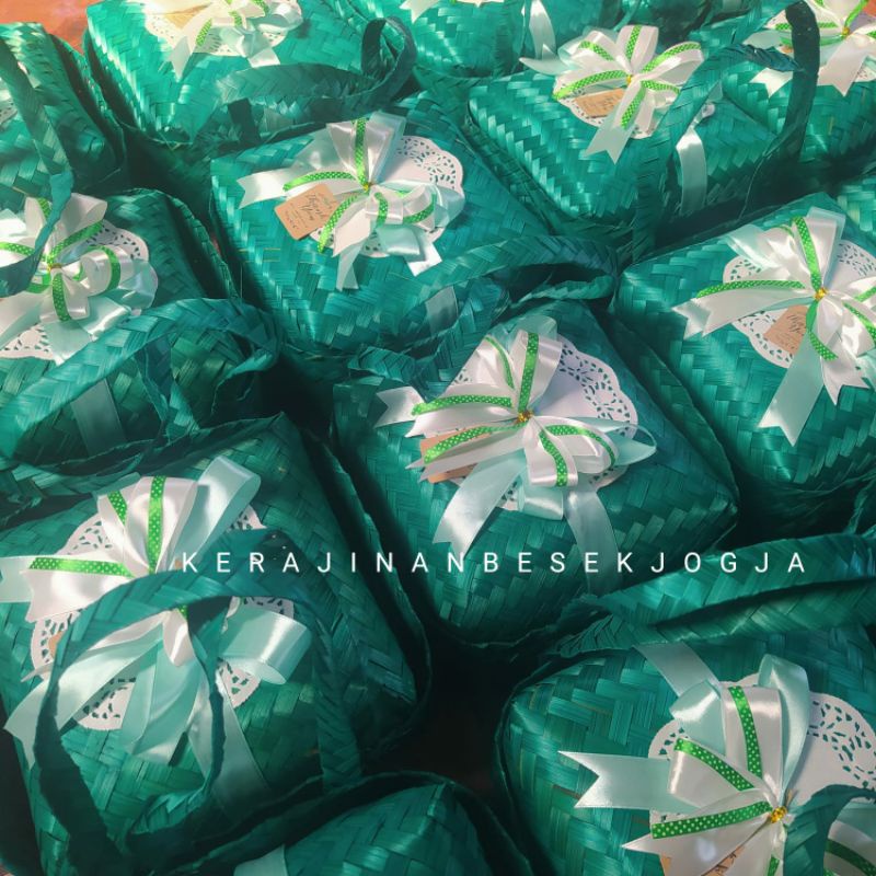 

BESEK JINJING WARNA PITA TUMPUK 22X22 CM tas besek besek kotak besek jinjing besek pita besek warna