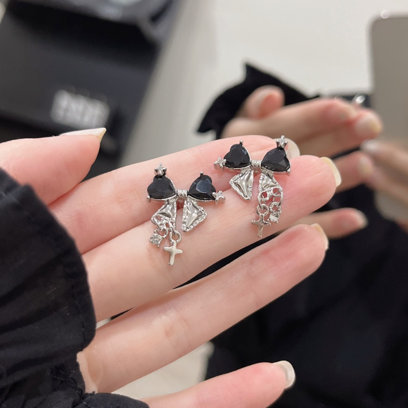 Sparkling Bow Zircon Earrings/Temperamen Manis Hitam Ikatan Simpul Paduan Stud Earrings/Aksesoris Perhiasan Wanita Harian