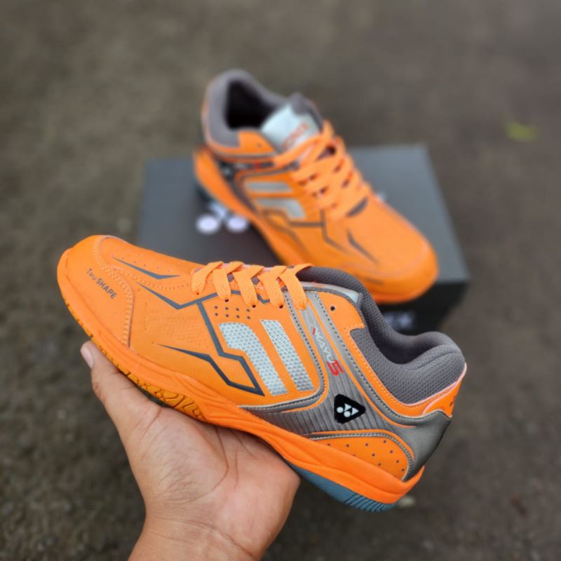 sepatu olahraga badminton. sepatu yonex akayus sol karet anti slip