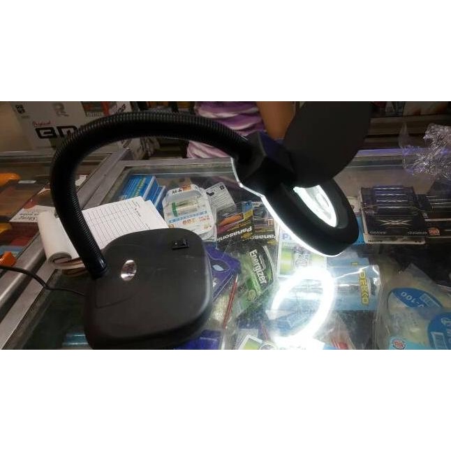 

kaca pembesar duduk meja