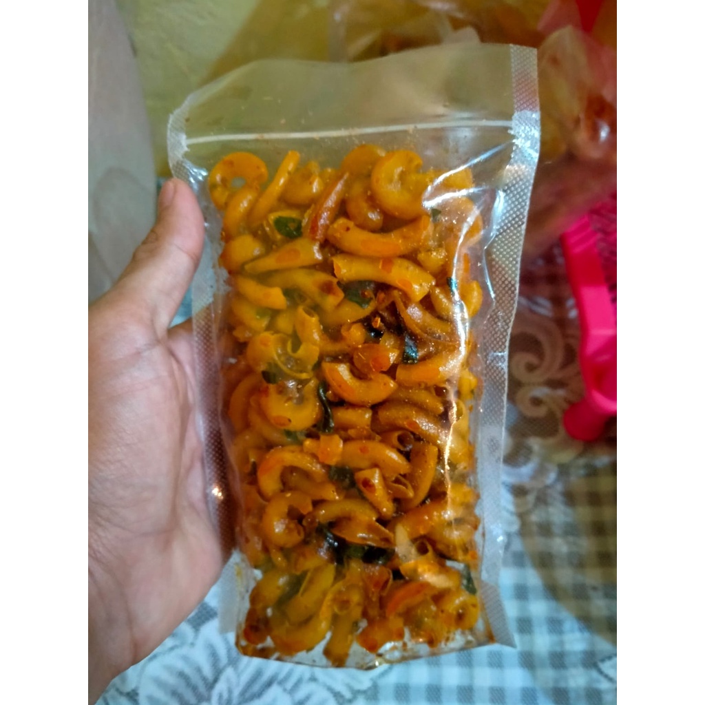 

CEMILAN MAKARONI BANTET PEDAS DAUN JERUK KEMASAN 100-250GR