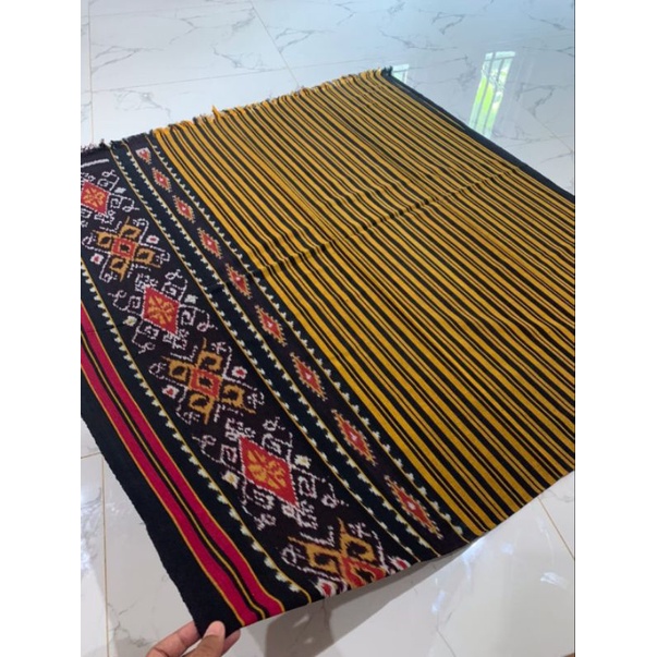 tenun lurik kuning