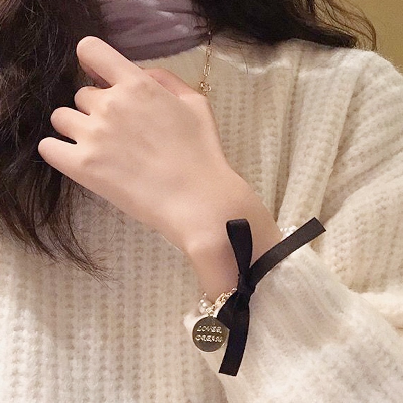 Versi Korea Fancy Bow Pearl Bracelet ins Influencer Gaya Keren Niche Design Bracelet Gelang Huruf Plat Bulat