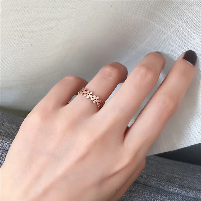 Cincin Jari Telunjuk Hypoallergenic Tidak Pudar Desain Bunga Kecil Model Rongga Bahan Titanium Steel Gaya Korea Jepang